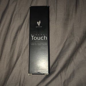 Younique liquid touch foundation in taffeta